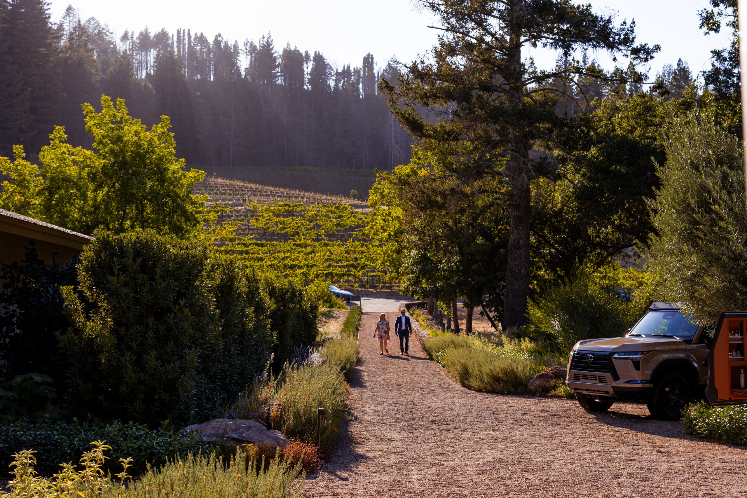 Guests walking to The Residence at Stony Hill